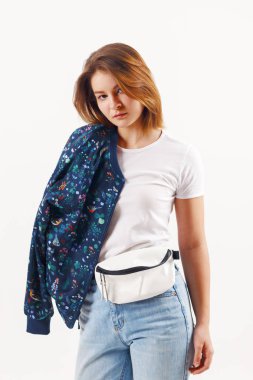 Güzel kız Genç beyaz Studio bombardıman ve kot teşkil etmektedir