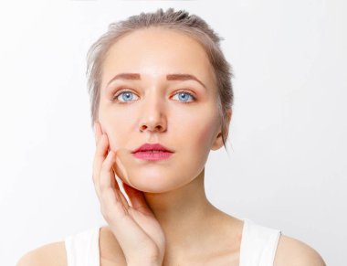 Yanağı Studio Pretty genç kız makyaj ile dokunur, portre kadar yakın