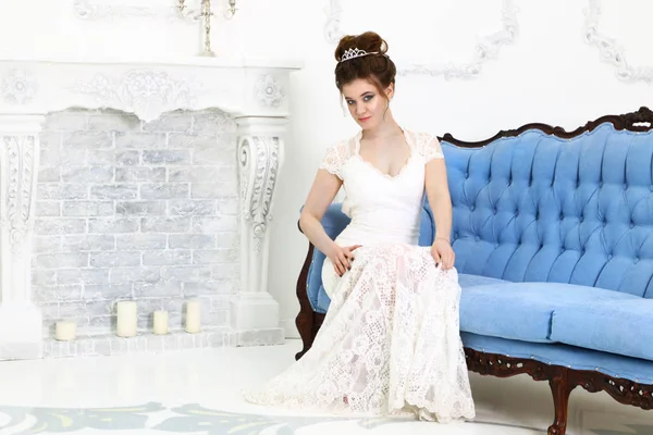 Jolie Jeune Mariée Robe Blanche Assise Sur Canapé Baroque Bleu — Photo