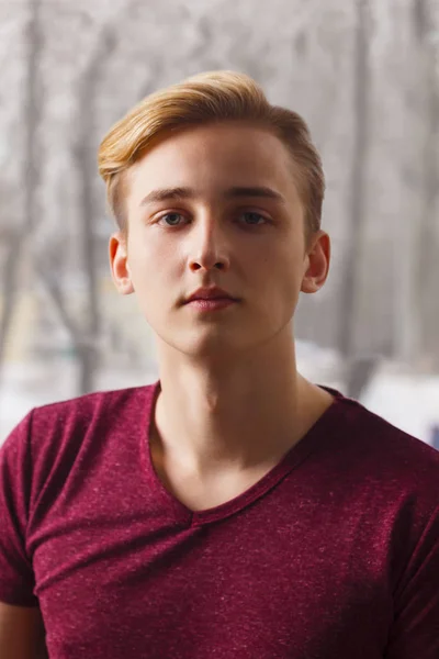 Pohledný Blonďák Teenager Tričko Představuje Okna Pokoji — Stock fotografie