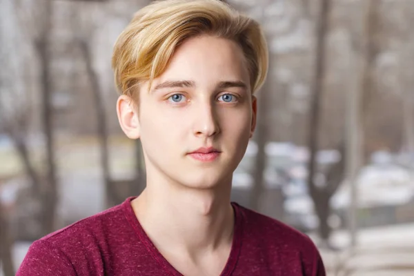 Vacker Blond Pojke Tonåringen Shirt Poser Nära Fönster Rummet Närbild — Stockfoto
