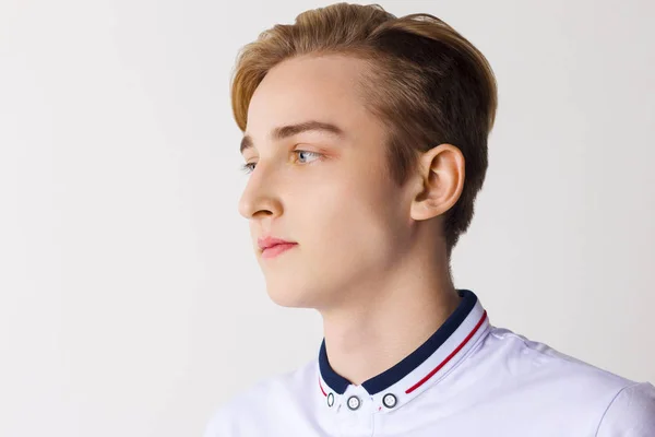 Schöner Junge Teenager Weißem Hemd Schaut Weg Weißem Studio Nahaufnahme — Stockfoto