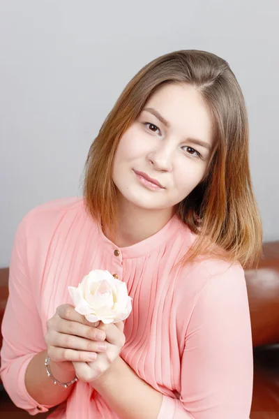 Menina Bonito Adolescente Vestido Rosa Senta Com Rosa Branca Estúdio — Fotografia de Stock