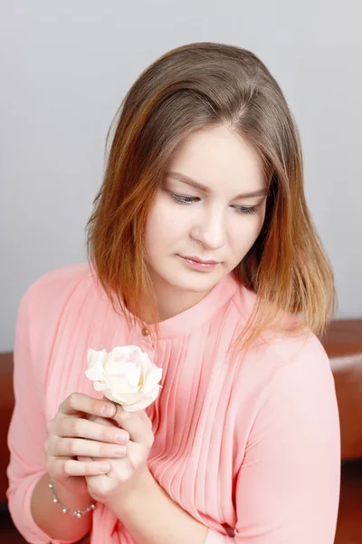 Mooi Meisje Tiener Roze Jurk Zit Met Witte Roos Studio — Stockfoto