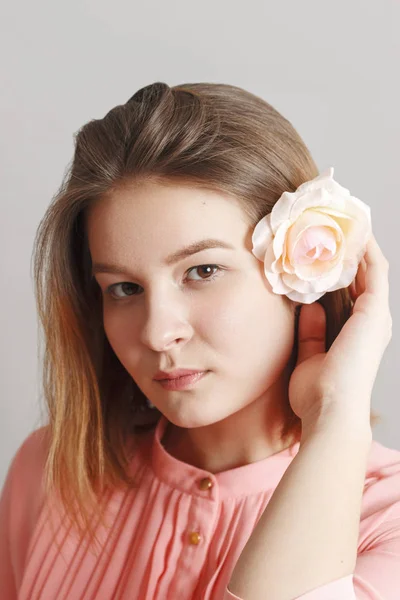 Menina Bonito Adolescente Rosa Vestido Poses Com Rosa Branca Cabelo — Fotografia de Stock