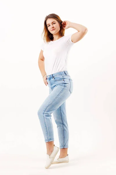 Piękna Dziewczyna Nastolatek Biały Shirt Dżinsy Pozuje Biały Studio Całego — Zdjęcie stockowe