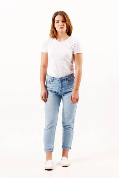 Piękna Dziewczyna Nastolatek Biały Shirt Dżinsy Pozuje Studio Biały — Zdjęcie stockowe
