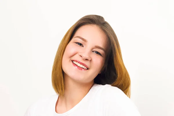 Bastante Feliz Chica Adolescente Camiseta Sonríe Estudio Blanco —  Fotos de Stock