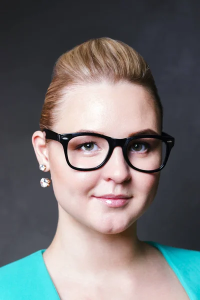 Hübsche Geschäftsfrau Mit Brille Und Jacke Posiert Schwarzem Studio — Stockfoto