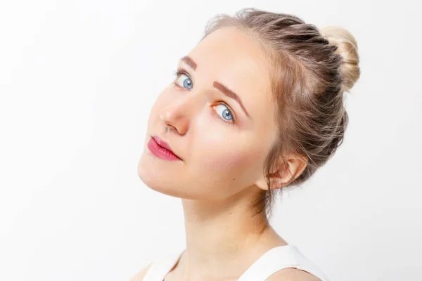 Hermosa Joven Con Maquillaje Ojos Azules Posa Estudio Retrato Cerca —  Fotos de Stock