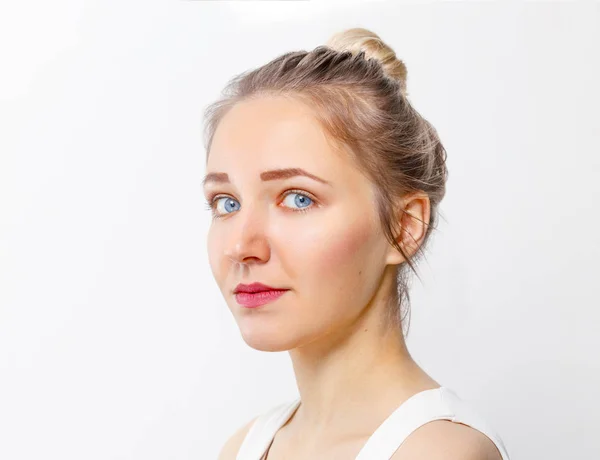 Krásná Mladá Dívka Make Modré Oči Představuje Studiu Zblízka Portrétní — Stock fotografie