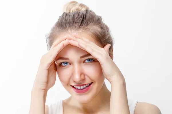 Bonita Chica Joven Con Maquillaje Muestra Gesto Casero Estudio Primer — Foto de Stock