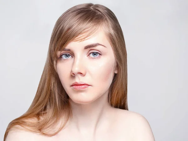 Hübsche Kaukasische Frau Mit Langen Haaren Posiert Studio Porträt Aus — Stockfoto