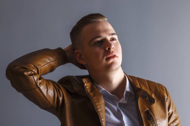 Yakışıklı delikanlı ceket teşkil gri Studio, yakın çekim