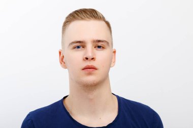 Genç sarışın yakışıklı adam mavi gömlek teşkil beyaz Studio