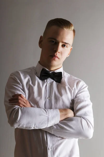 Przystojny Mężczyzna Białą Koszulę Krawat Stwarza Skrzyżowanymi Rękami Studio Szary — Zdjęcie stockowe