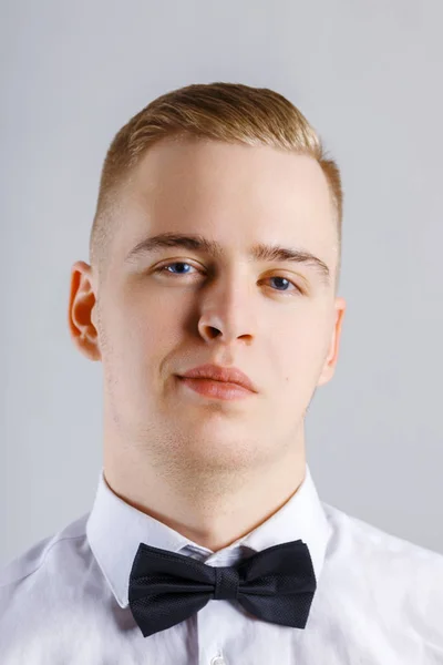Junger Mann Weißem Hemd Und Schwarzer Fliege Lächelt Studio Nahaufnahme — Stockfoto