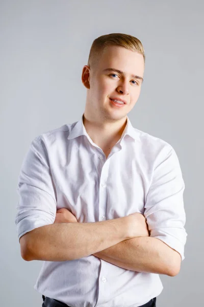 Młody Przystojny Kaukaski Mężczyzna Białej Koszuli Uśmiecha Skrzyżowanymi Ramionami Studio — Zdjęcie stockowe