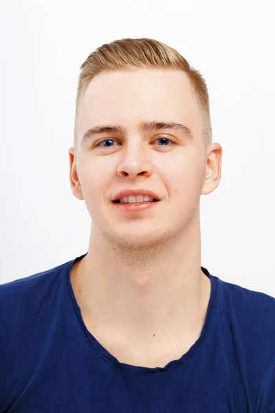 Junger Blonder Glücklicher Mann Blauen Hemd Lächelt Atelier Porträt Aus — Stockfoto