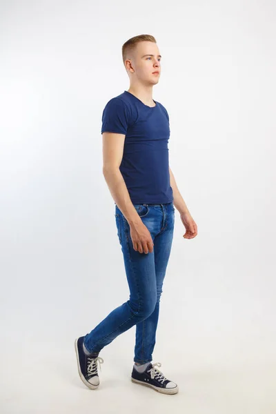 Schöner Mann Blauem Hemd Und Jeans Geht Weißes Studio Ganzkörper — Stockfoto
