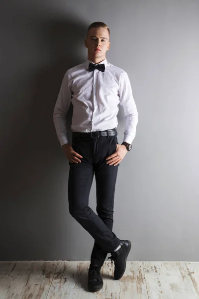 Schöner Junger Mann Weißem Hemd Und Fliege Posiert Grauen Studio — Stockfoto