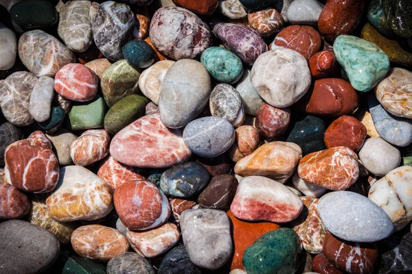 Renkli çakıl plaj ve deniz dalga