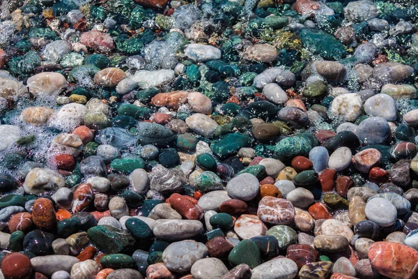 Kolorowe Kamyki Plaży Morza Fali — Zdjęcie stockowe