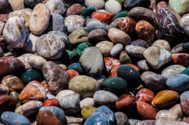 Renkli çakıl plaj ve deniz dalga