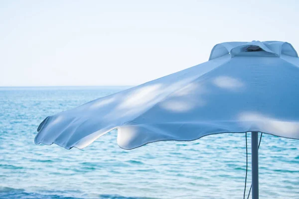 Ombrellone Sulla Spiaggia Soleggiata — Foto Stock