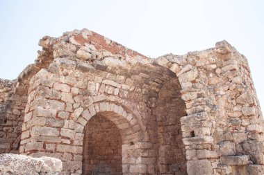 Lindos Acropolis, Rodos, Yunanistan, mavi gökyüzü, zeytin ağacı ve güzel deniz manzaralı arka planda Hellenistik stoa sütunlarda
