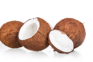 Beyaz arkaplanda izole edilmiş hindistan cevizleri