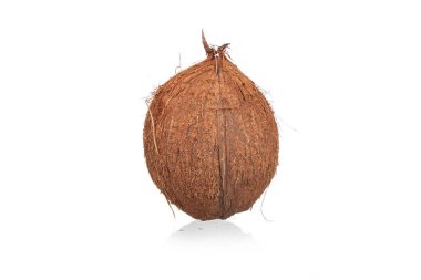 Beyaz arkaplanda izole edilmiş hindistan cevizleri