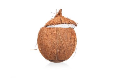 Beyaz arkaplanda izole edilmiş hindistan cevizleri