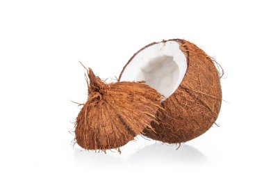 Beyaz arkaplanda izole edilmiş hindistan cevizleri