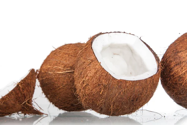 Noci Cocco Isolate Sullo Sfondo Bianco — Foto Stock