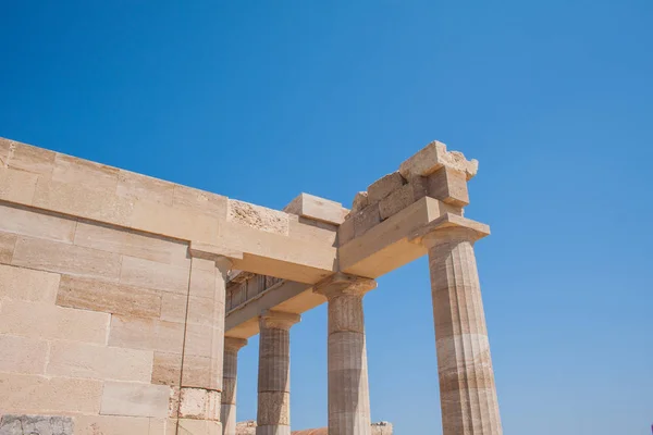 Colunas Sobre Stoa Hellenistic Acropolis Lindos Rhodes Greece Céu Azul Imagem De Stock