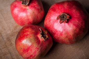 Nar ve diğer meyveler ahşap bir masa üzerinde