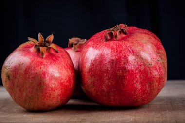 Siyah bir zemin üzerine nar