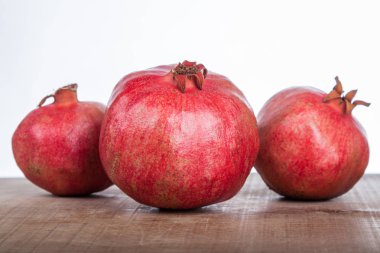 beyaz zemin üzerine nar