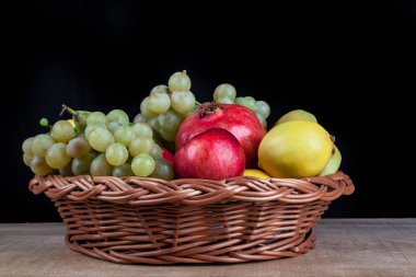 Nar ve diğer meyve sepeti