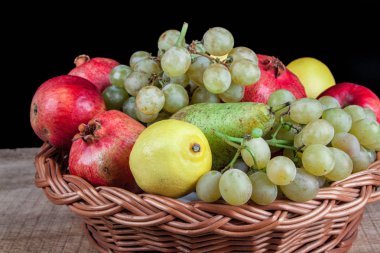 Nar ve diğer meyve sepeti