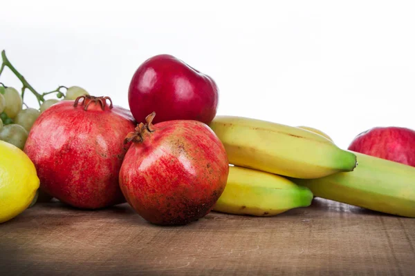 Romãs Outras Frutas Uma Mesa Madeira — Fotografia de Stock