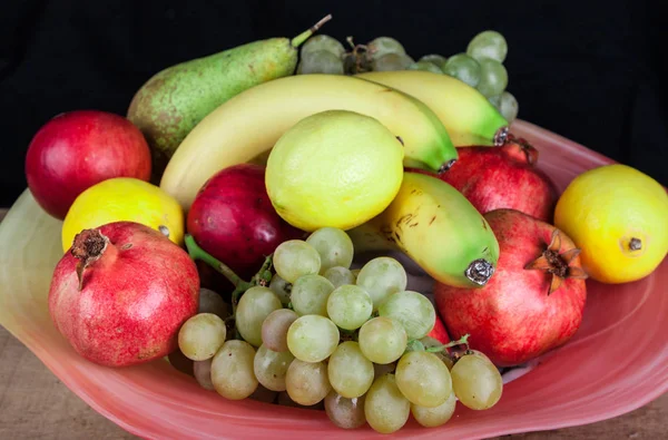 ザクロとボウルの他の果物 — ストック写真