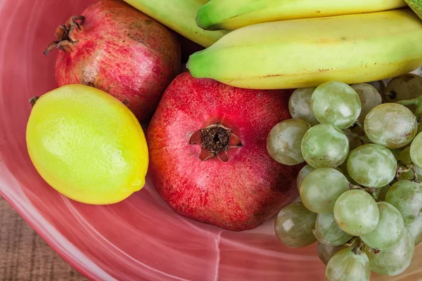 ザクロとボウルの他の果物 — ストック写真