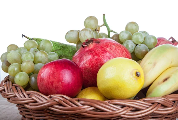 ザクロなどの果物かごの中 — ストック写真