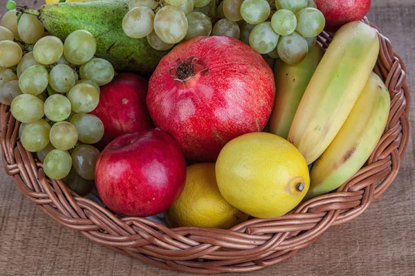 ザクロなどの果物かごの中 — ストック写真