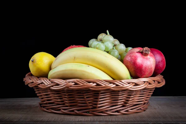石榴和其他水果在篮子里 — 图库照片