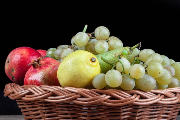 Romãs Outras Frutas Cesto — Fotografia de Stock