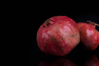 Siyah bir zemin üzerine nar