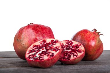 beyaz zemin üzerine nar